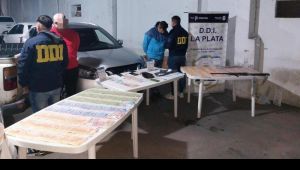Cayó delincuente con $400 mil y una peluca tras tirotearse con la policía