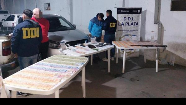 Cayó delincuente con $400 mil y una peluca tras tirotearse con la policía