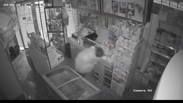 Robaron, se pelearon en la calle por el botín y los detuvieron