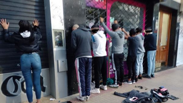 Detuvieron a Blancanieves y los 7 enanitos en pleno centro platense