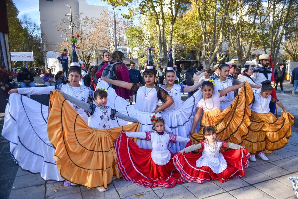La colectividad paraguaya llenó de arte y gastronomía la plaza Islas Malvinas
