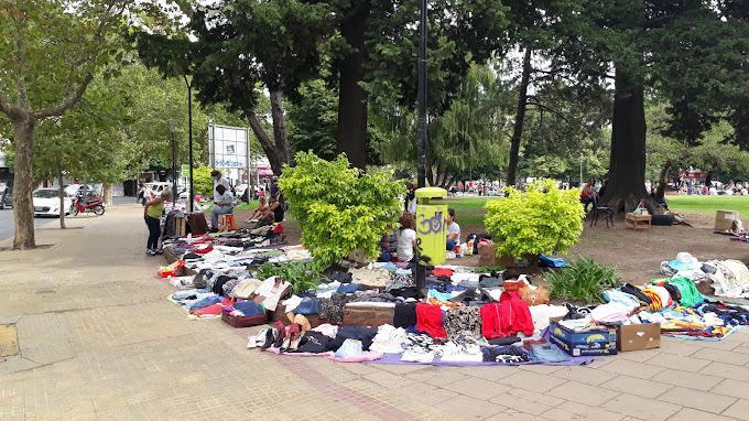 Piden instalar baños y mejores condiciones sanitarias en Plaza Italia para los feriantes