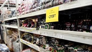 Denuncian que las palomas tomaron el Hipermercado Nini