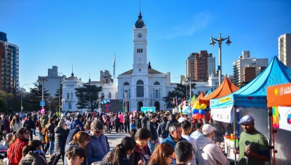 La Plata Ciudad Mundial: En una colorida jornada, miles de vecinos disfrutaron del Fan Fest de Plaza Moreno