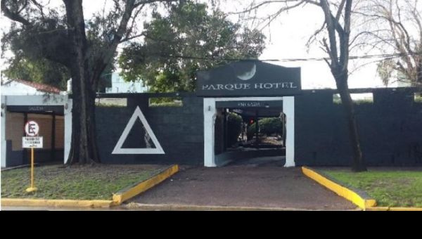 Hicieron un trío, se negaron a pagar el hotel alojamiento y terminaron detenidos