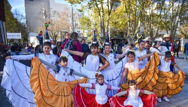 La colectividad paraguaya llenó de arte y gastronomía la plaza Islas Malvinas