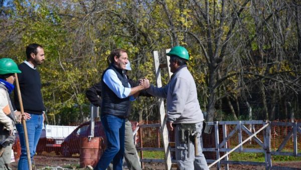 Garro recorrió las obras del nuevo puente vehicular y peatonal sobre el arroyo El Palito