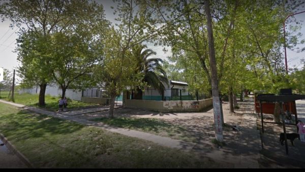 Denuncian que en una escuela platense sale agua verde y que varios alumnos se intoxicaron