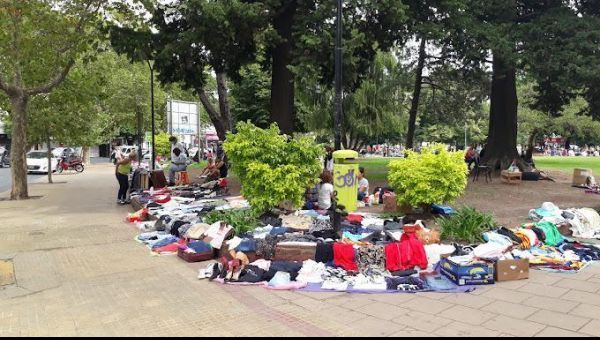 Piden instalar baños y mejores condiciones sanitarias en Plaza Italia para los feriantes