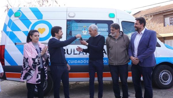 Kreplak visitó el hospital "Larrain" y entregó una ambulancia