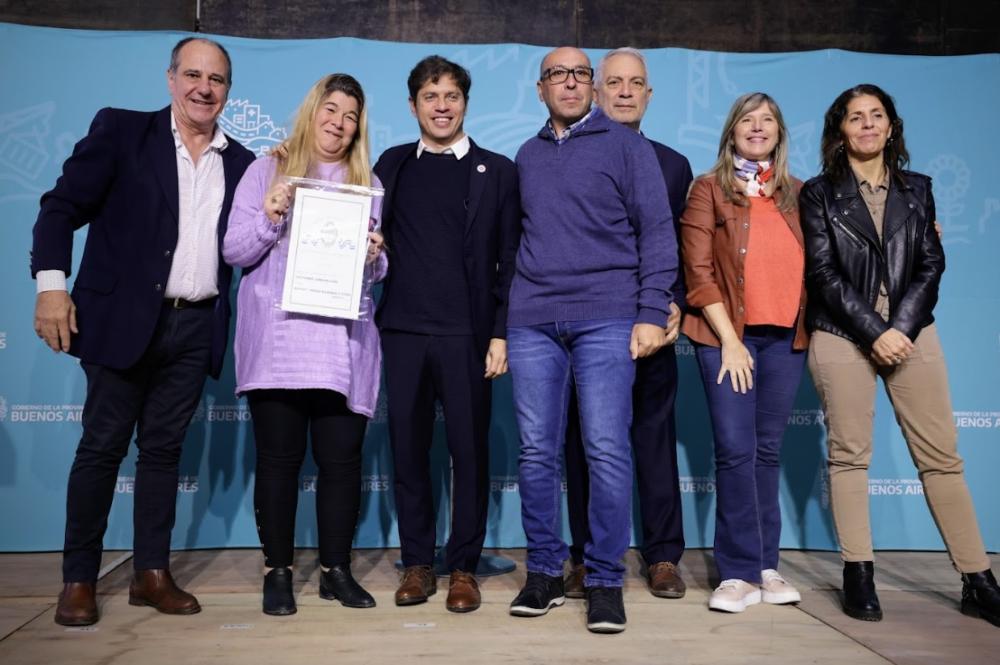 La Provincia entregó 172 títulos de propiedad gratuitos y una ambulancia en Brandsen