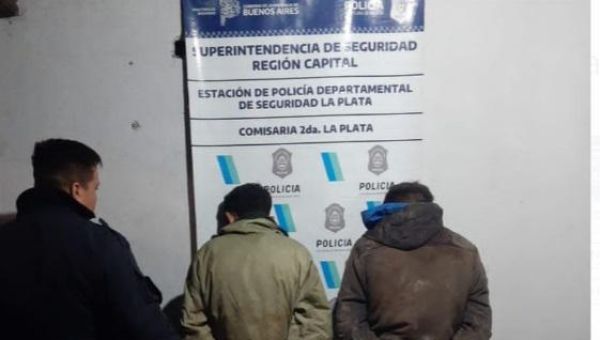 Detuvieron a ladrones que usaban las alcantarillas para robar cables subterráneos en La Plata