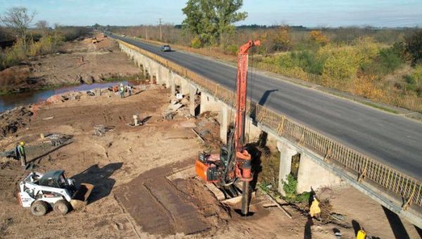 Brandsen: Continúa la reconstrucción de un puente sobre el Río Samborombón