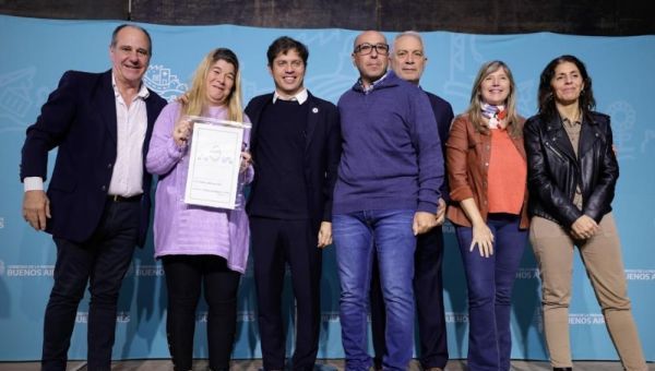 La Provincia entregó 172 títulos de propiedad gratuitos y una ambulancia en Brandsen