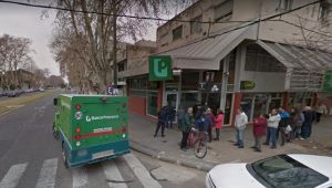 Delincuentes vestidos de policías intentaron robar un banco de La Plata: "Nos tiraron al piso"