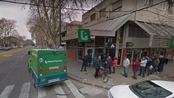 Delincuentes vestidos de policías intentaron robar un banco de La Plata: "Nos tiraron al piso"
