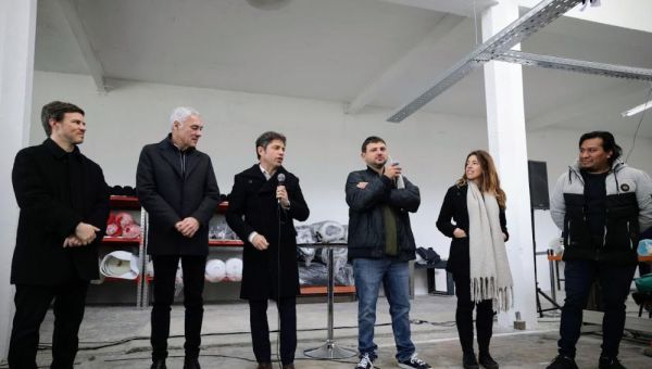 Kicillof y Grabois visitaron la cooperativa “Argüello” del Polo Textil del MTE