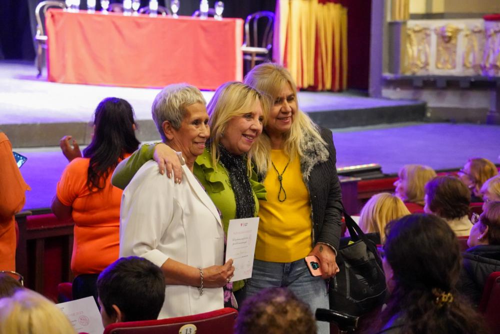 El Municipio distinguió a más de 100 mujeres por su incansable trabajo solidario en la ciudad