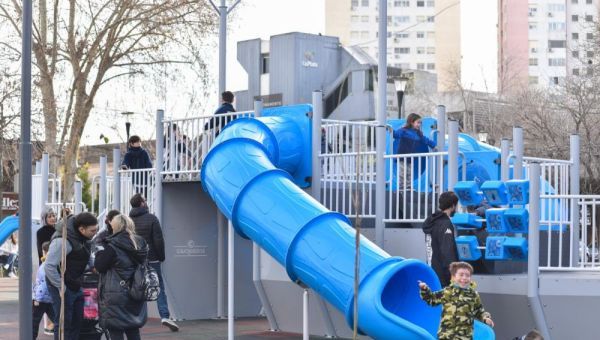 Garro inauguró el patio de juegos de Plaza Malvinas con una réplica del emblemático ARA Belgrano