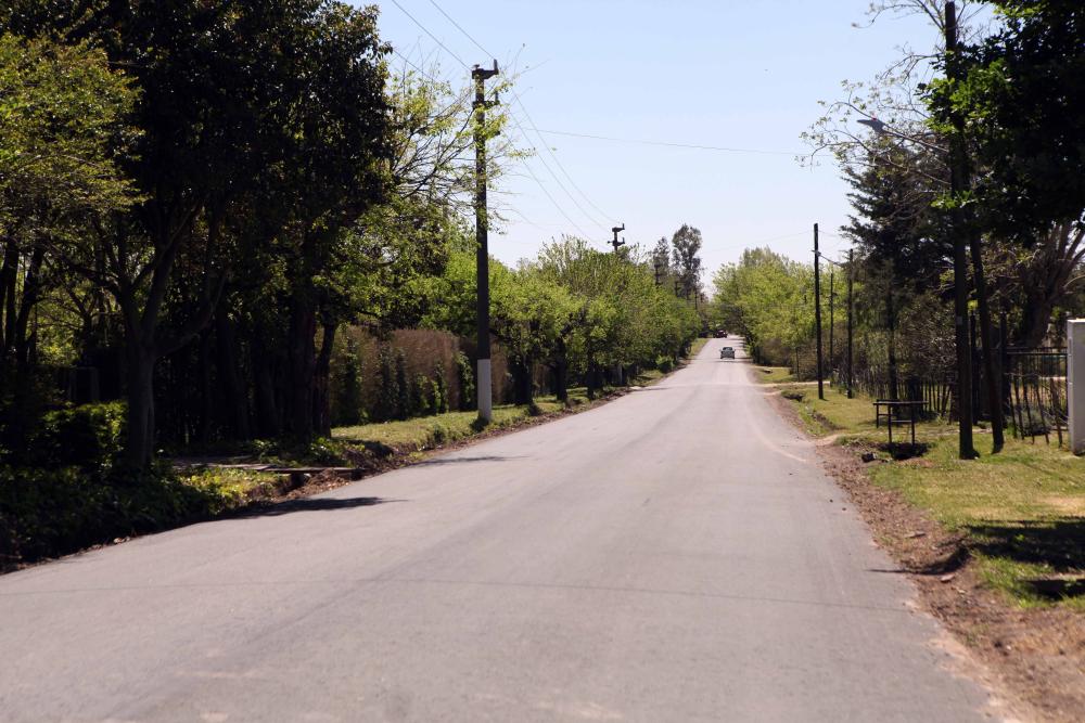 Con nuevo asfalto y tareas hidráulicas, avanza una importante obra vial en City Bell