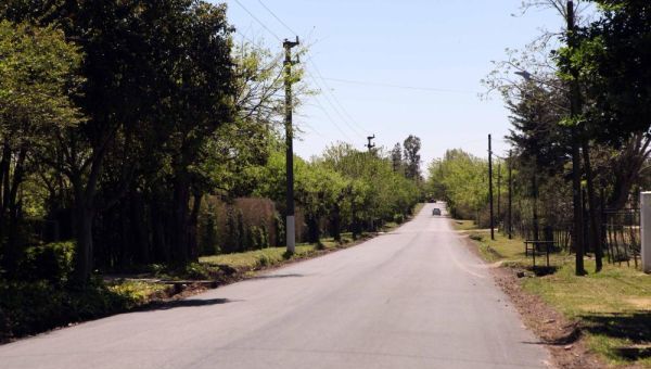 Con nuevo asfalto y tareas hidráulicas, avanza una importante obra vial en City Bell