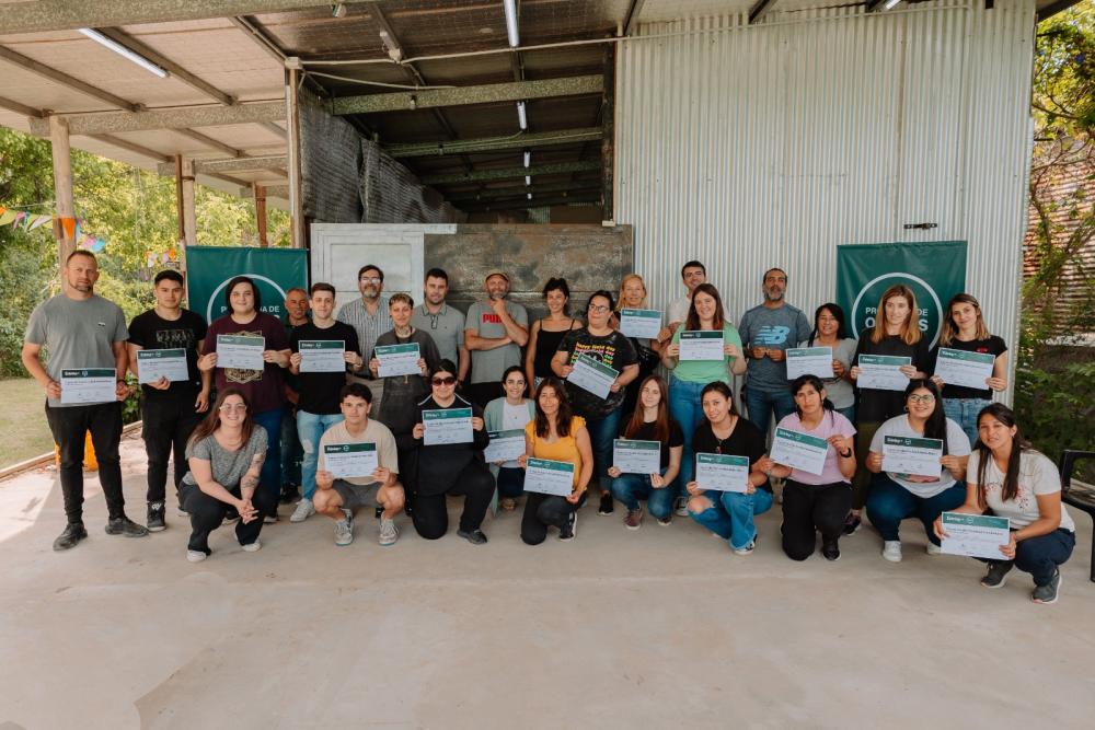 Egresados del Programa de Oficios de Edelap renovaron las instalaciones eléctricas del Club Isleños Unidos de Ensenada