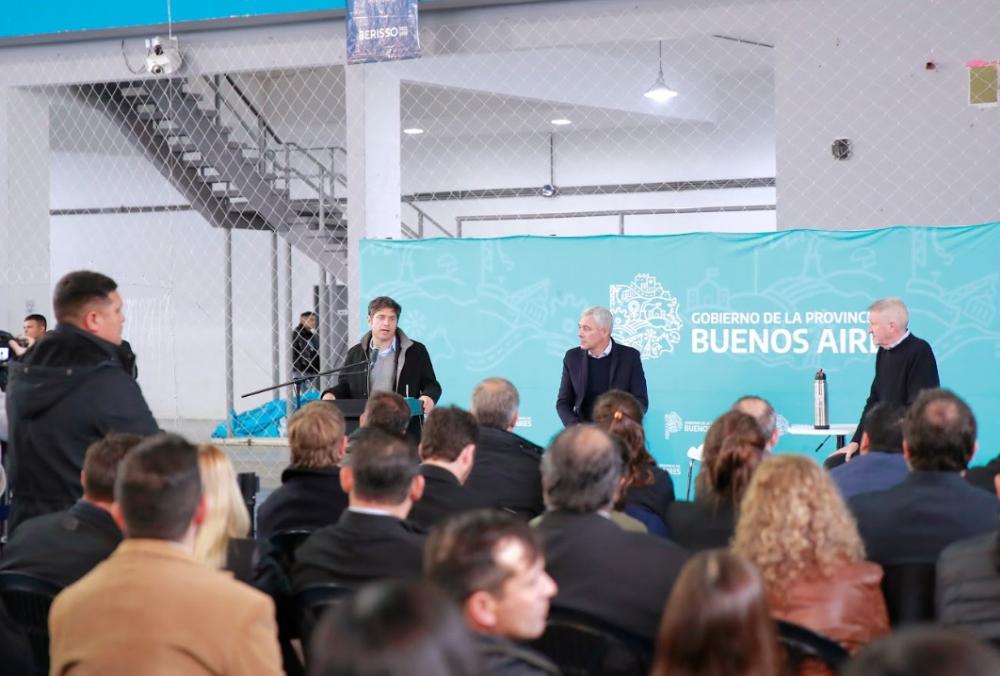 Kicillof visitó Berisso y entregó distinciones a pastores evangélicos por su tarea social en la provincia