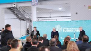 Kicillof visitó Berisso y entregó distinciones a pastores evangélicos por su tarea social en la provincia