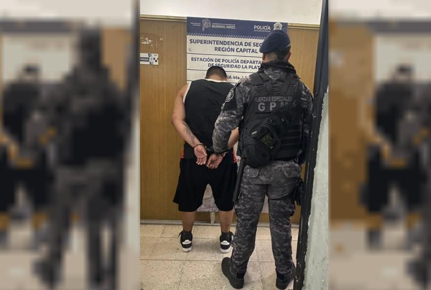 "Trapitos" agredieron a un joven que se negó a pagarles por "cuidar" su auto