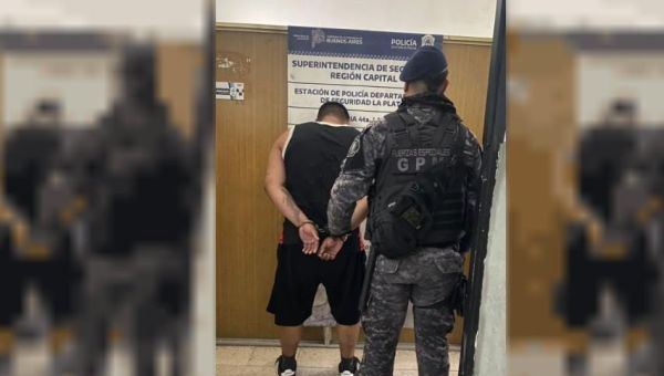 "Trapitos" agredieron a un joven que se negó a pagarles por "cuidar" su auto