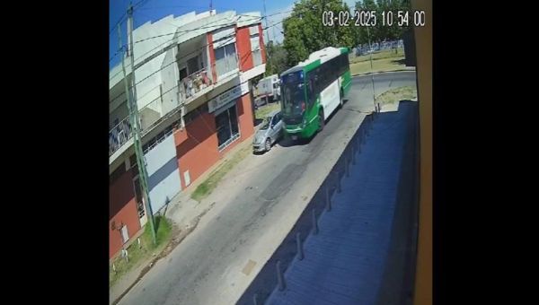Un colectivero chocó un auto estacionado y escapó