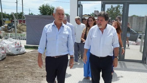 Alak y Sileoni supervisaron la obra en una escuela paralizada por la gestión municipal anterior
