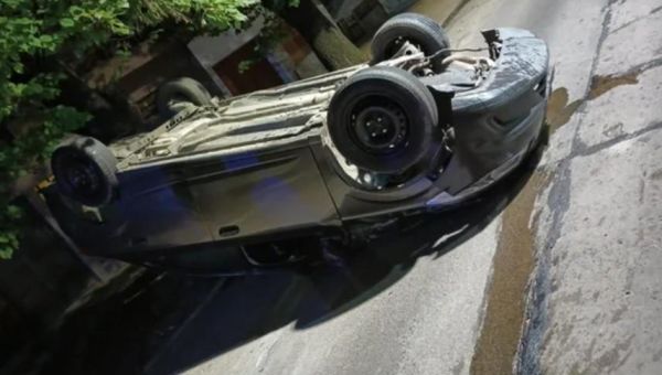 Un policía manejaba borracho, provocó un choque y terminó demorado