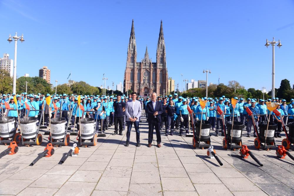 Alak presentó el Plan Otoño 2025 con nuevos camiones para reforzar la limpieza de hojas en La Plata