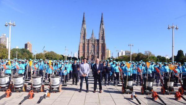 Alak presentó el Plan Otoño 2025 con nuevos camiones para reforzar la limpieza de hojas en La Plata