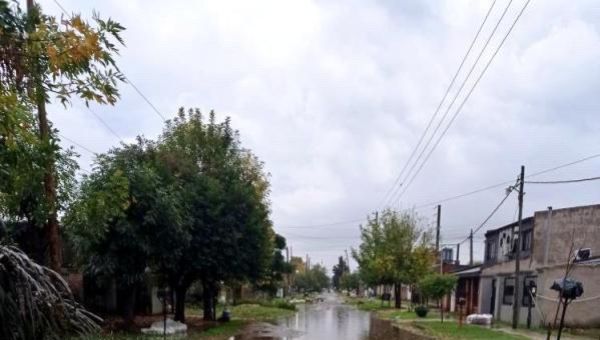 Lluvia torrencial, granizo y vientos huracanados generan caos y anegamientos