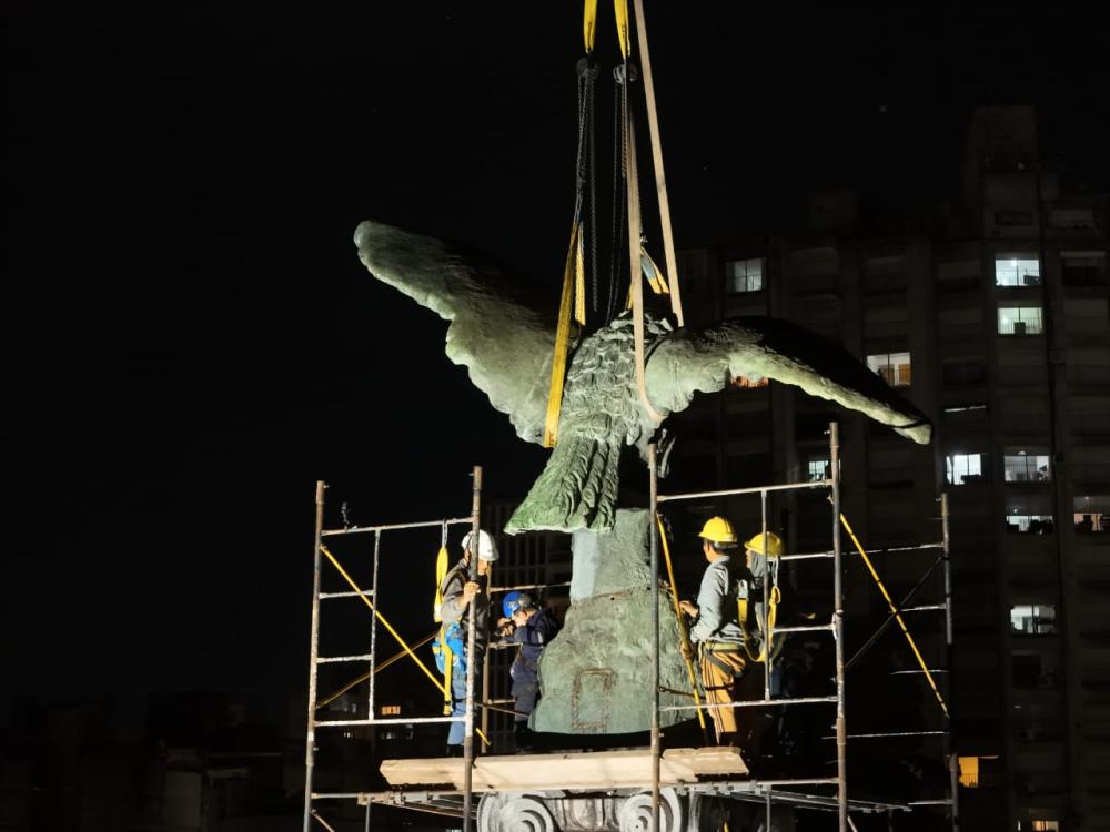 Tras las obras de puesta en valor, el águila de Plaza Italia volvió a su sitio original