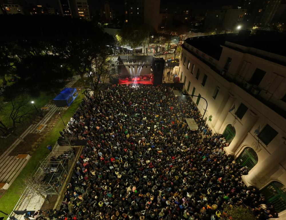 La Plata celebró la reinauguración de Plaza Rocha con el recital de Santiago Motorizado