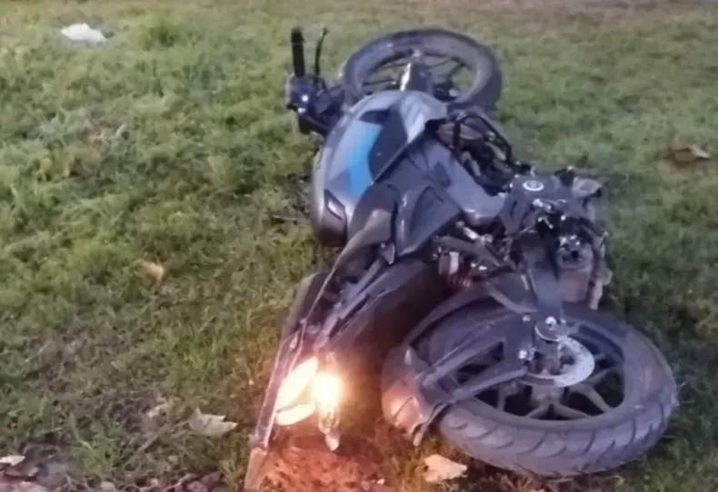 Un motociclista murió tras chocar contra un micro