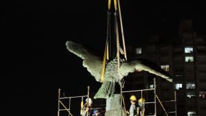 Tras las obras de puesta en valor, el águila de Plaza Italia volvió a su sitio original