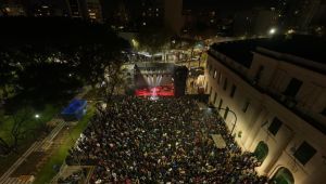 La Plata celebró la reinauguración de Plaza Rocha con el recital de Santiago Motorizado