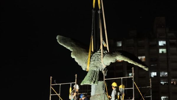 Tras las obras de puesta en valor, el águila de Plaza Italia volvió a su sitio original